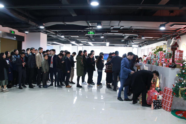 員工們在排隊(duì)抽取圣誕禮物