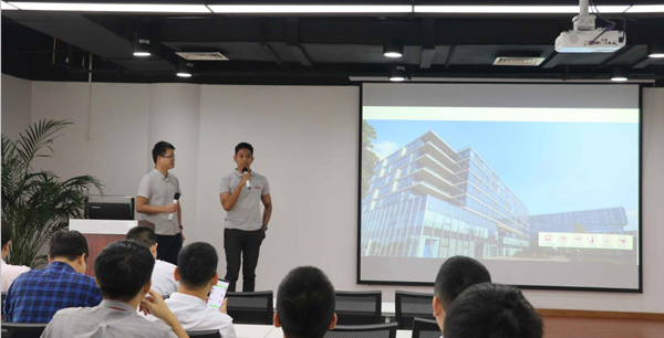 Jayson正在公司報(bào)告廳做自我介紹