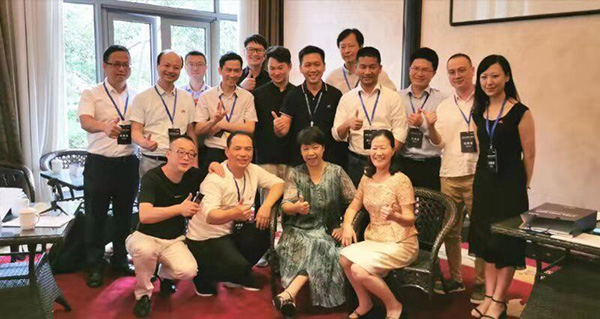 米科總經理范光興與校企及政府代表合影留念